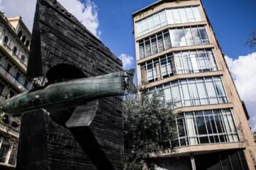 Monumentos que resisten al olvido del motor catalán: dedicados a un piloto pionero, una marca histórica y un submarino legendario