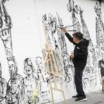 Joan Bueno pinta un mural con la Sagrada Família en el museo de arte urbano del Besòs