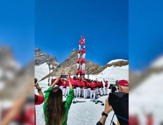 Los Castellers de Barcelona alzan el castell a más altitud de la historia en el ‘Top of Europe’