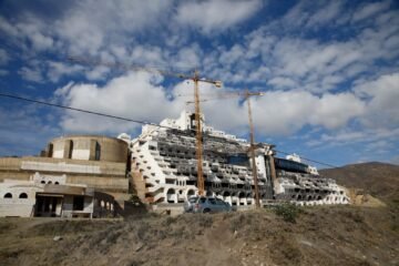 La justicia da 20 días al Ayuntamiento de Carboneras para que anule la licencia de obras del Algarrobico