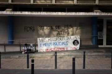 ¿Policías en los centros escolares? No, no es eso, ni tampoco lo otro