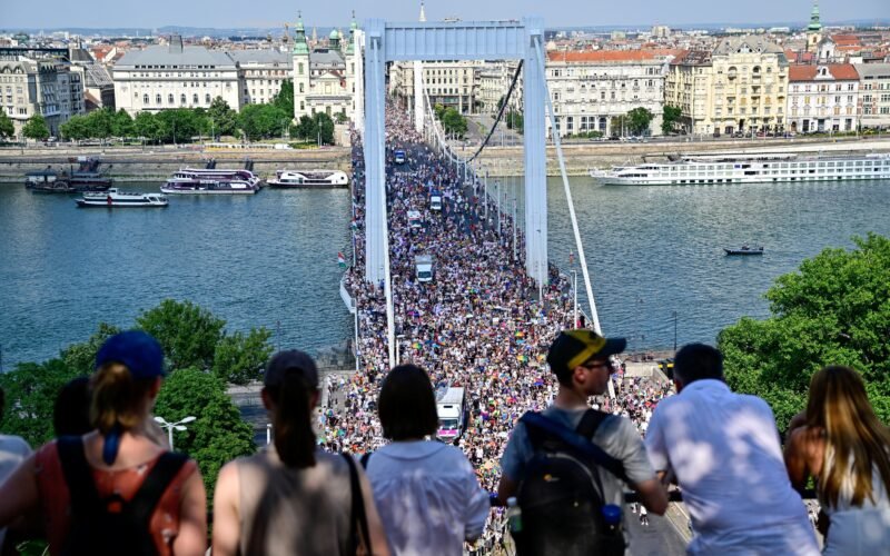 Budapest celebra su primer Orgullo tras la caída del ultra Orbán con una masiva manifestación: “Hay más arcoíris, más alegría”