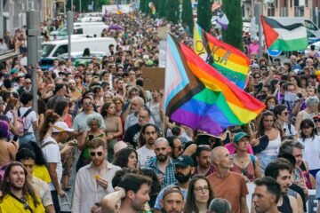 La marcha del Orgullo Crítico reivindica un movimiento libre de “negocio”: “Este acto de rabia y subversión ha sido secuestrado por las marcas”