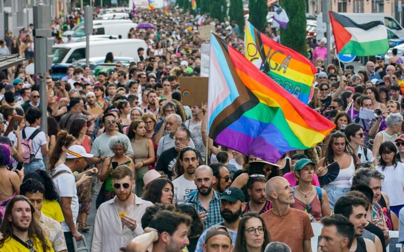 La marcha del Orgullo Crítico reivindica un movimiento libre de “negocio”: “Este acto de rabia y subversión ha sido secuestrado por las marcas”