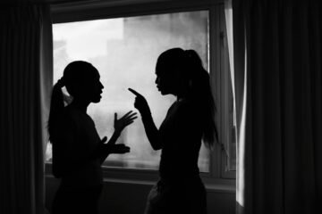 Mujer contra mujer, hombre contra hombre: la silenciada violencia intragénero