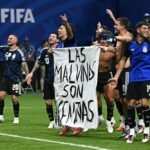 La pancarta que prohibió la FIFA y sacaron los jugadores de la albiceleste tras ganar a Inglaterra: «Las Malvinas son argentinas»