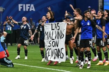 La pancarta que prohibió la FIFA y sacaron los jugadores de la albiceleste tras ganar a Inglaterra: «Las Malvinas son argentinas»