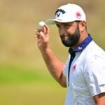 Rahm, el mejor español, sobrevive en el Open más amarillo y polvoriento