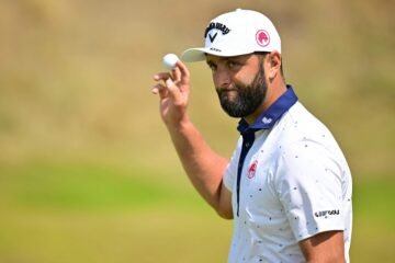 Rahm, el mejor español, sobrevive en el Open más amarillo y polvoriento