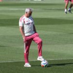Primer ensayo de Mourinho: perfil bajo, manos en los bolsillos y todas las cámaras sobre él