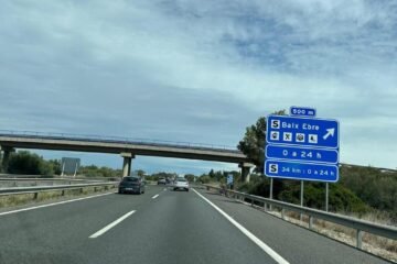 Llenar el depósito en las gasolineras de la autopista puede salir muy caro: la OCU analiza los precios en las principales rutas del país