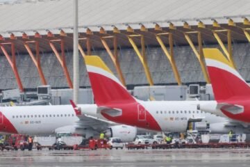 Aena limitará vuelos en horas punta en El Prat y Barajas en el verano del 2027 para evitar la saturación