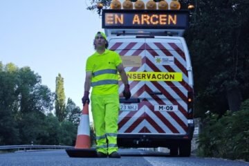 Julián Torres, operario de conservación de carreteras: “Muchos conductores no entienden que un despiste nos puede matar”