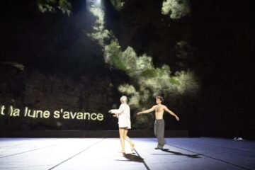 Los bailarines de ‘Brel’ sufren algún patinazo en el Grec por la humedad