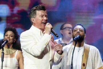 Rick Astley mete a Cap Roig en la máquina del tiempo de los 80