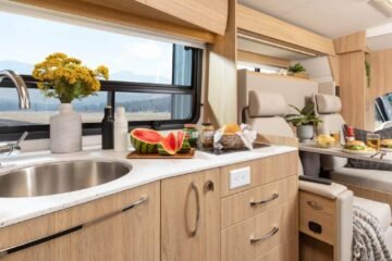 La autocaravana canadiense que destaca por su distribución revolucionaria y su ventanal panorámico