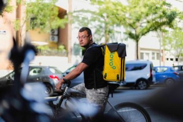 Los ‘riders’ sufren con las olas de calor: “O pierdes plata o te expones a quedarte tirado en medio de la carretera”