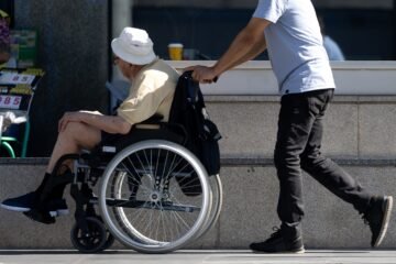 Claves | Más cuidados en casa, tres meses para resolver la ayuda y un trámite de urgencia: así es la reforma en dependencia y discapacidad