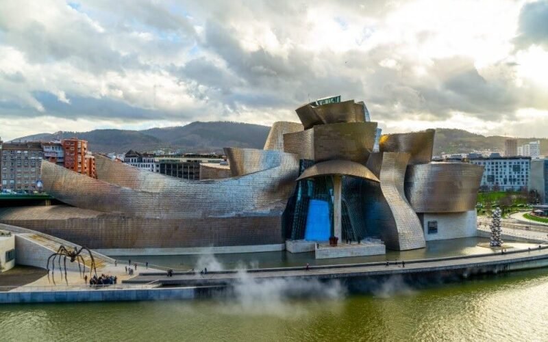 Se buscan las maravillas contemporáneas del mundo y puedes elegir: el Guggenheim Bilbao podría ser la primera de España