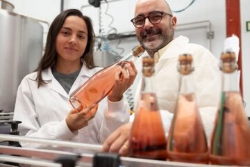 España empieza a beber vino sin alcohol: «Ni musulmanes ni jóvenes ni abstemios. Es la moda de ‘lo healthy’»