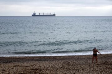 Rusia intensifica la presión sobre las exportaciones ucranianas al atacar un carguero en el mar Negro