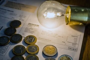 El recibo de la luz se dispara en agosto hasta los 97 euros, el más caro en cuatro años, según Facua