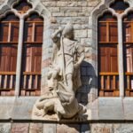 León viaja a los tiempos de Gaudí con un gran dragón modernista y mira al cielo de 1905