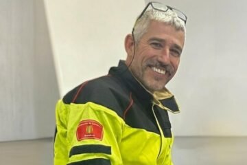 Luis Mendo, bombero: “Es un error abrir el capó del coche cuando sale humo porque el oxígeno puede hacer que las llamas crezcan de forma muy violenta”