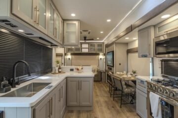 La espectacular caravana para sentirse como en una mansión rodante: su gran cocina al aire libre es su gran tesoro