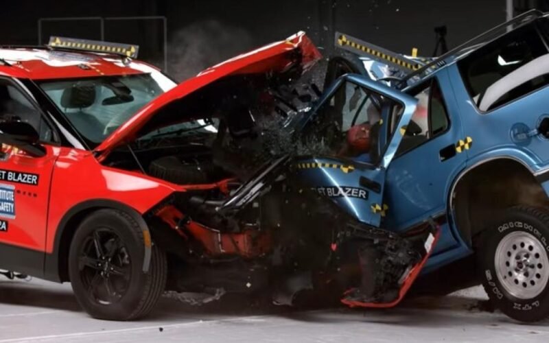 El devastador resultado de una prueba de choque entre coches con 30 años de diferencia