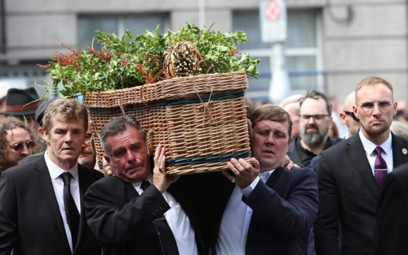 Interpretaciones de Bono y Eddie Vedder despiden a Glen Hansard en un emotivo funeral en la catedral de San Patricio