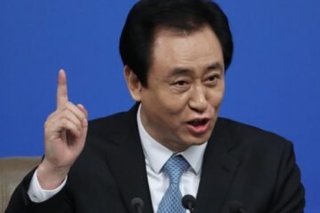 China condena a cadena perpetua al fundador de Evergrande, el magnate del ladrillo