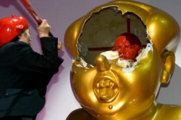 China condena a tres años de cárcel al artista Gao Zhen por sus obras críticas con Mao