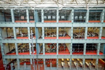 Fichados a cambio de una plaza, pero privados de ella: el agujero de la estabilización de los contratos Ramón y Cajal