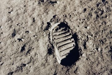 La simple huella de una bota en la Luna podría albergar vida terrestre