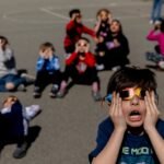 ¿Puedo quitarme las gafas cuando el eclipse sea total? Esta es la manera segura de hacerlo
