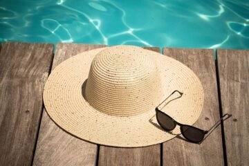 Cristina Asensio, experta en salud visual: «Quitarse las gafas de sol al entrar en el agua es un error de los muchos que ponen en riesgo a los ojos»
