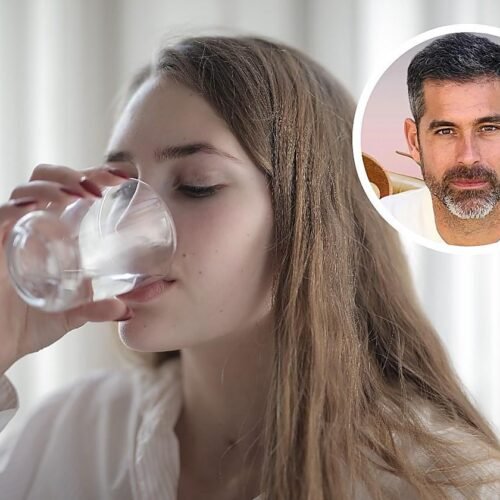 Pablo Ojeda, nutricionista, explica por qué tienes que beber un vaso de agua antes de empezar a comer: «Llegamos con ansiedad»