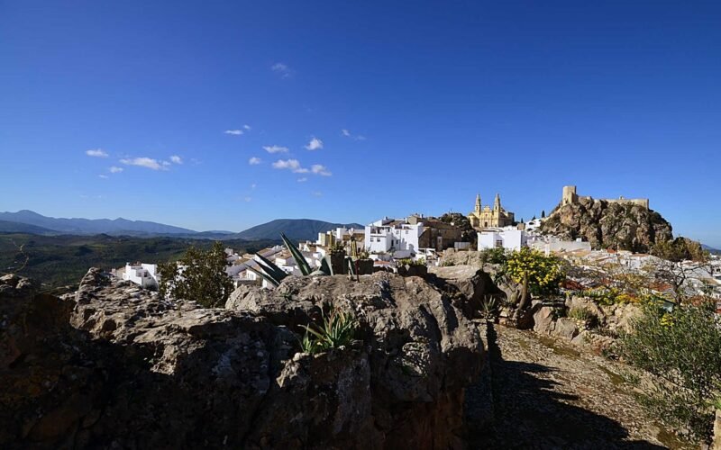 El pueblo de Andalucía donde escapar del calor en agosto: casas blancas, noches frescas y uno de los miradores más bonitos de la sierra