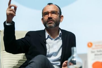 Rafael Santandreu, psicólogo: «La felicidad no consiste en conseguir que todo vaya bien, sino en entrenar la mente para cuando las cosas van mal»