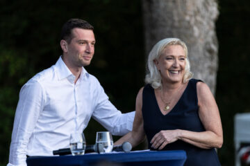 Las acusaciones de antisemitismo a Bardella ensombrecen la campaña de Le Pen: «El judío debe dominar a los demás pueblos, aplastarlos y robarles»