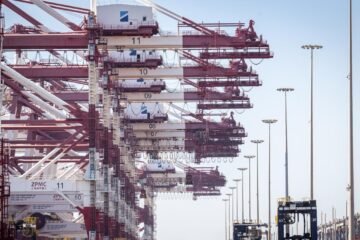 Dos nuevas super grúas amplían la capacidad operativa del puerto de Barcelona