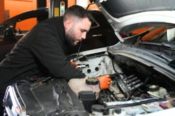 Juan José Ebenezer, mecánico: “Hoy día lo común es encontrarte un coche que salga malo, y lo raro es encontrarte uno que no te dé averías”