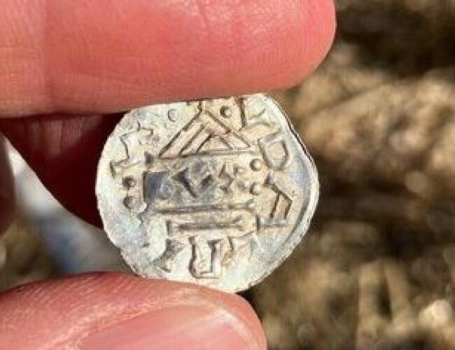 El mayor tesoro vikingo de Noruega supera ya las 5.000 piezas y los detectores de metales siguen captando señales de las capas más profundas