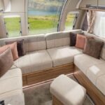 El amplio y acogedor salón con el que sorprende esta cómoda caravana