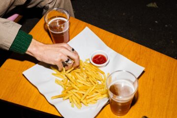 El alcohol no solo es una fuente de calorías vacías: también nos empuja a desear comida basura