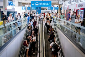 Cómo viajar de Madrid a Andalucía sin AVE: la odisea para encontrar un autobús, un vuelo o un Blablacar pese a que aumentan las plazas