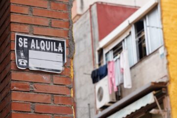 Alquilar una habitación sin contrato ni garantías a los 50, una ‘estrategia’ para sobrevivir frente a la crisis de vivienda